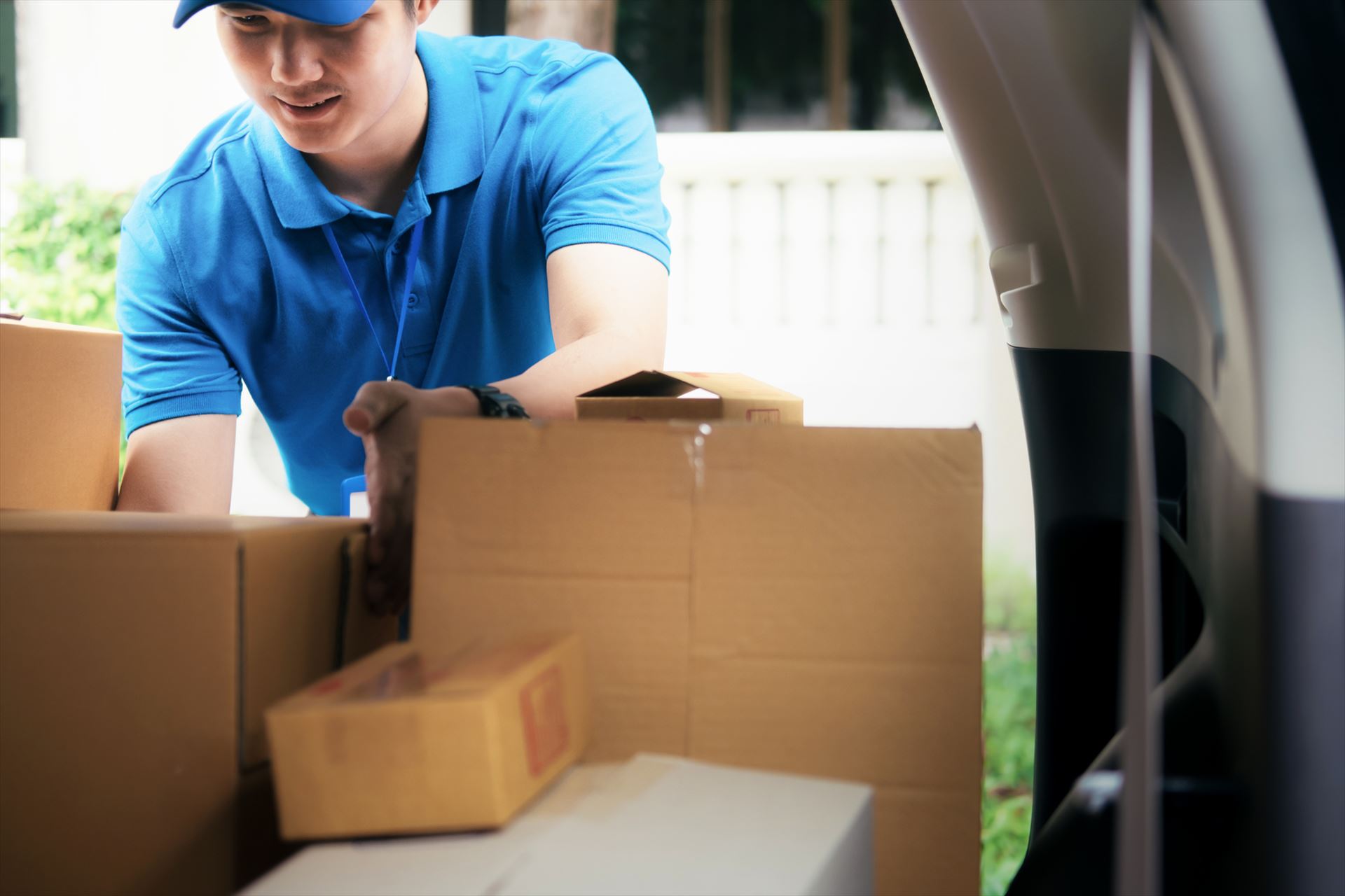 荷物を確認する男性スタッフ (1)